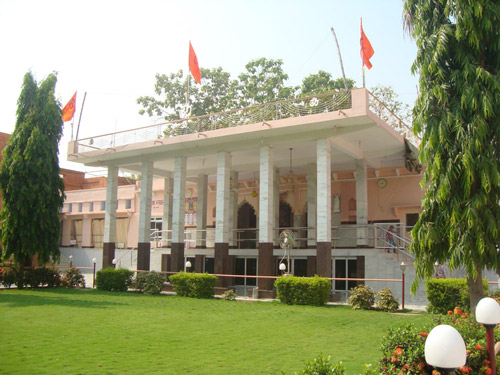 Campus of shri Paramhans ashram front view