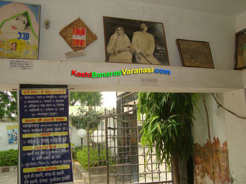 Photo of Premchand and his wife at his memorial